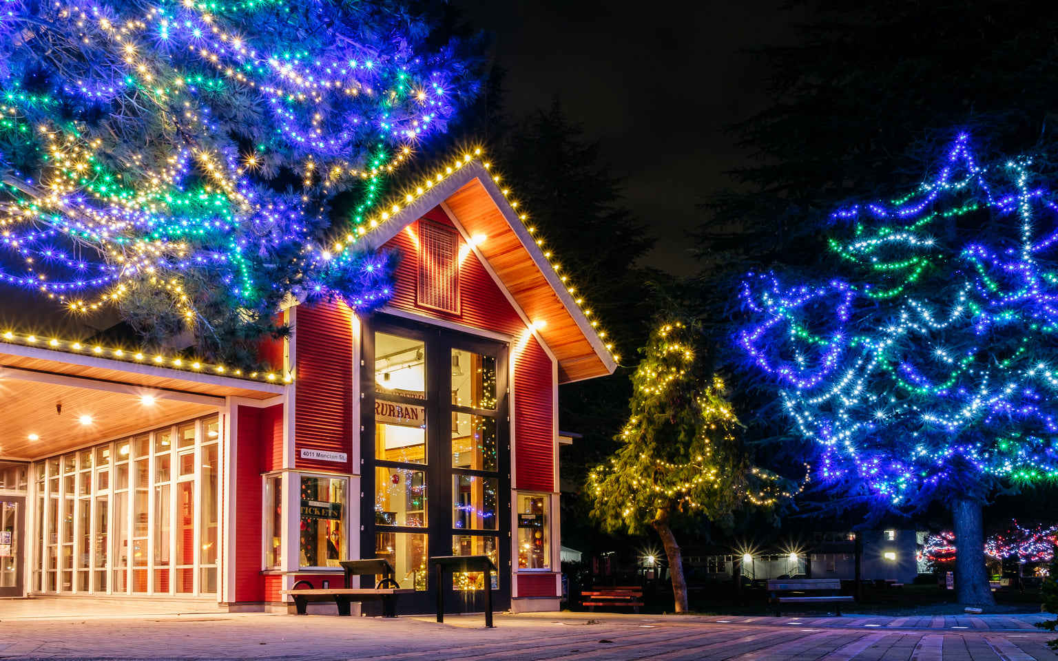 3 TIPS FOR INSTALLING COMMERCIAL CHRISTMAS LIGHTS LIKE A PRO